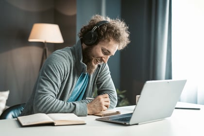 Man die zijn portefeuille ziet stijgen door beleggingen in AI