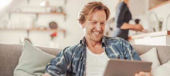 Persoon beoordeelt of een deel van het spaargeld kan worden belegd