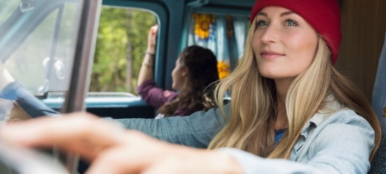vrouw rijdt auto