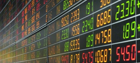 Belegger bekijkt de samenstelling en koers van de AEX-index