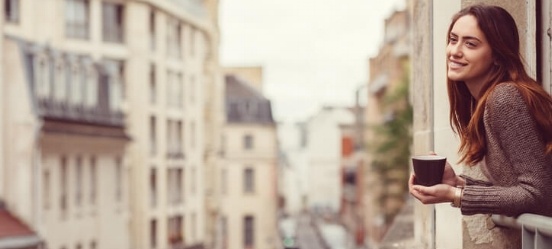 "Zzp'er drinkt koffie op het balkon tijdens een warme werkdag"