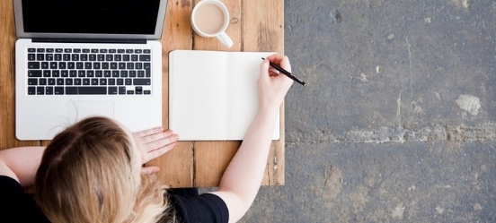 Iemand zet de financiële afspraken over een koophuis bij een scheiding op een rij