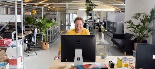nibud maakt zich zorgen: Knab man achter computer nibud maakt zich zorgen: Knab man achter computer