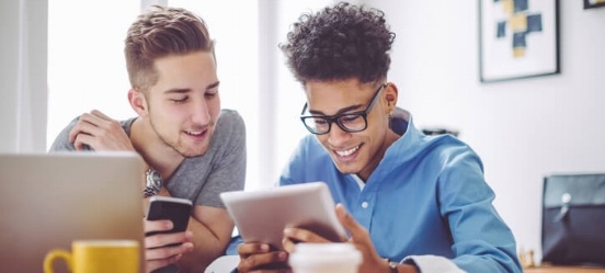 twee-millenials-gebruiken-social-media-