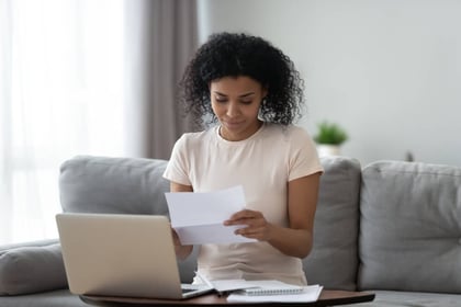 Vrouw is bezig met het opstellen van de factuur