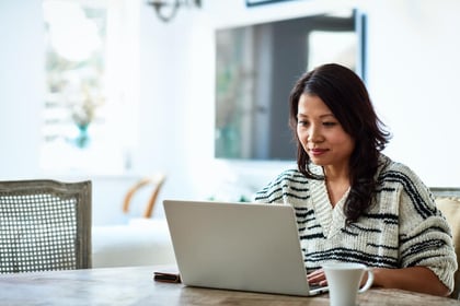 Vrouw zoekt uit hoe je btw moet verleggen