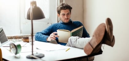 Een man leest over beleggingstermen