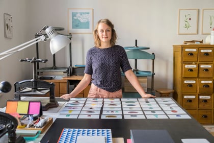 Vrouw die de NOW-regeling aanvraagt