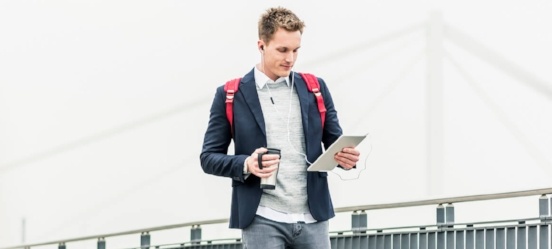 Klant kijkt op zijn tablet