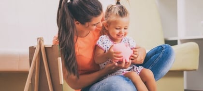 moeder leert haar kind met geld omgaan