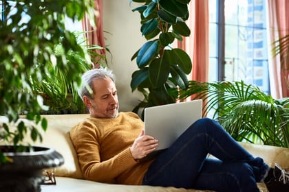 man bekijkt Knab Zzp Uurtarievenboekje 2025