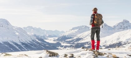 Man kijkt uit over bergtoppen