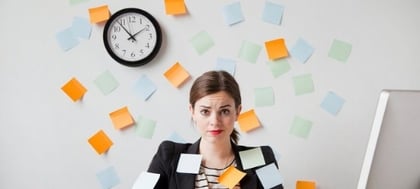 Ondernemer met tikkende klok en post-its