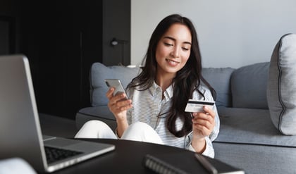 Vrouw betaalt met CVC en pasnummer