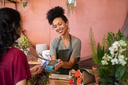 Vrouw betaalt met Debit Mastercard