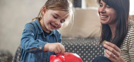 Vrouw die geld schenkt aan haar kind-1