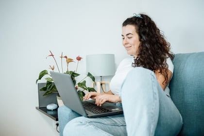 Vrouw houdt boekhouding bij in het Knab Boekhoudpakket