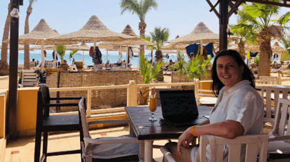 Vrouw op workation met workationverzekering