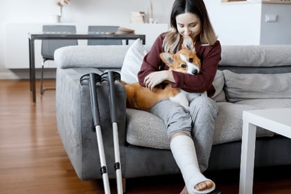 Vrouw met AOV of crowdsurance