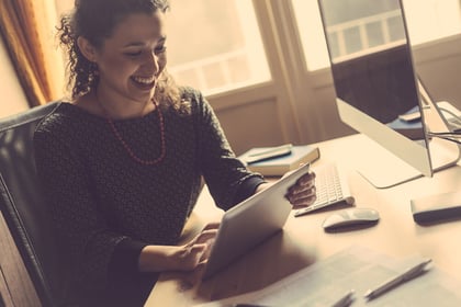 Vrouw onderzoekt de mogelijkheden voor het starten van een bedrijf vanuit de WW