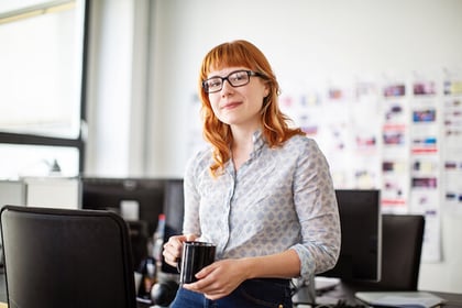 Vrouw vraagt zich af of debiteurenfinanciering geschikt is voor haar bedrijf