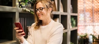 Een klant bekijkt haar internationale overboeking