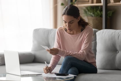 Vrouw berekent haar btw-vrijstelling