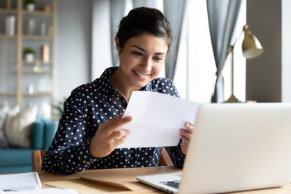 Vrouw doet btw-aangifte in 2021