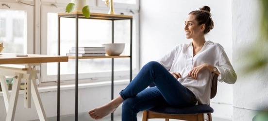 Vrouw leest informatie over veranderingen in box 3