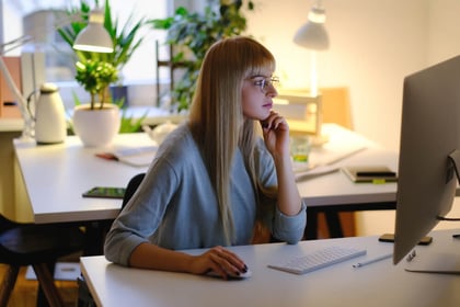Vrouw werkt haar urenregistratie bij