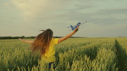 Meisje laat vliegtuig opstijgen