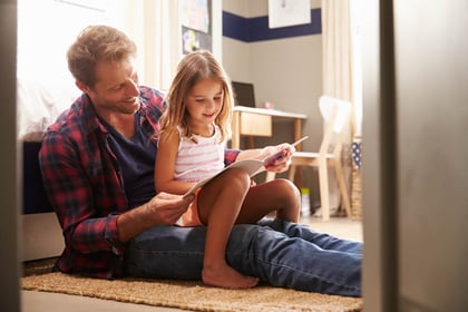 Vader zoekt met zijn dochter uit hoe het zit met de financiële tegemoetkomingen voor alleenstaande ouders