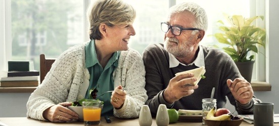 Gepensioneerd stel bespreekt het gemiddelde pensioen per maand