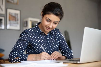 Vrouw stelt een winst- en verliesrekening op