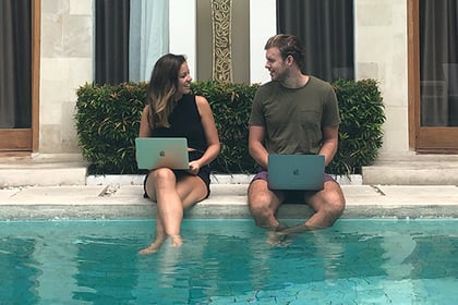 Vrouw en man samen op workation