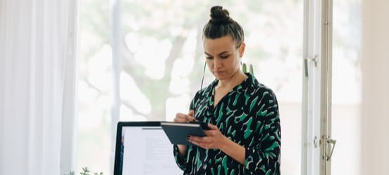 vrouw_die_uurtarieven_per_provincie_bekijkt